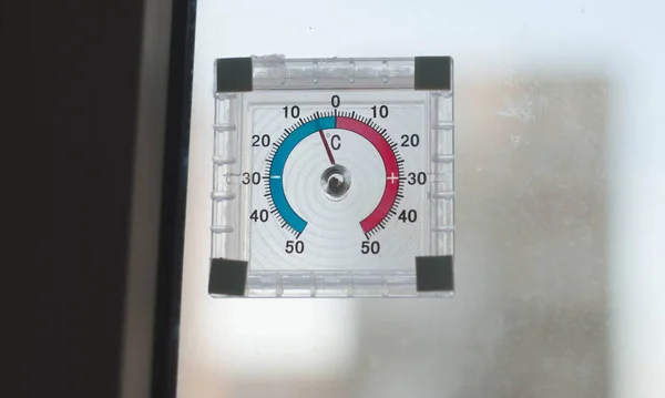 Das Thermometer vor dem Fenster, Frost auf dem Hof — Stockfoto