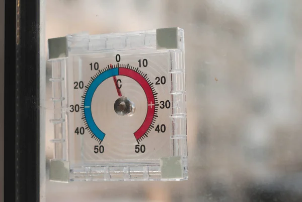 pencerenin frost avluda dışında termometre