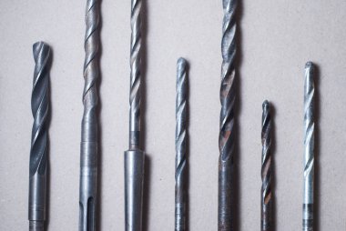 Matkap burguları ahşap zemin üzerinde bir dizi.