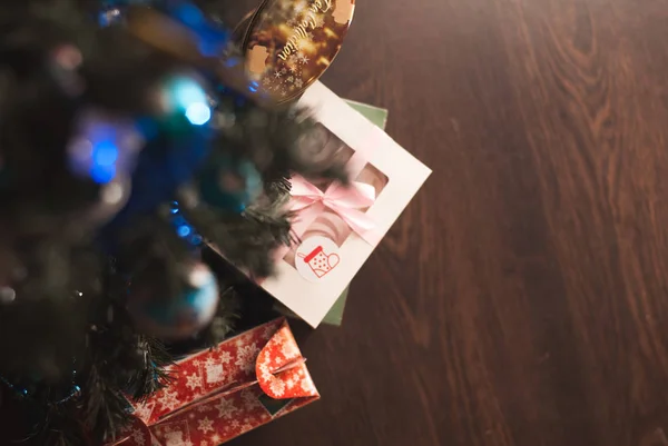 Vánoční dárky pod stromem — Stock fotografie
