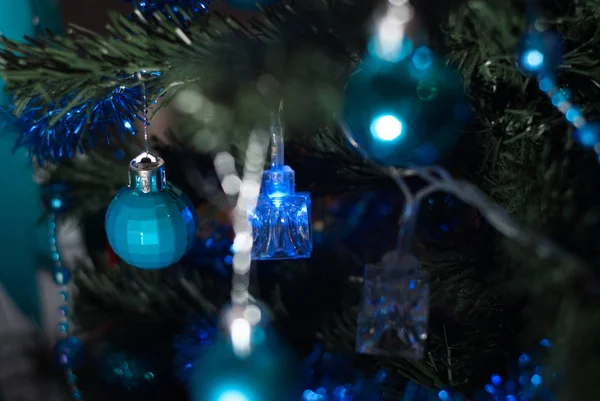 Boże Narodzenie ball na gałęzie drzewa jodły, — Zdjęcie stockowe