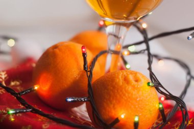 Gözlük ile alkollü içecekler, taze mandalina, bokeh