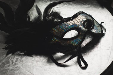 Eşarplı siyah karnaval maskesi,