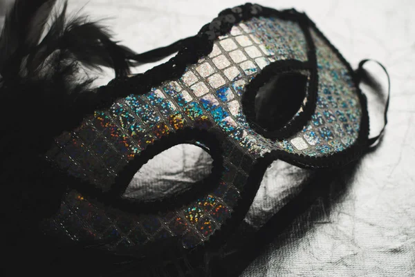 Zwarte carnaval masker met veren, — Stockfoto