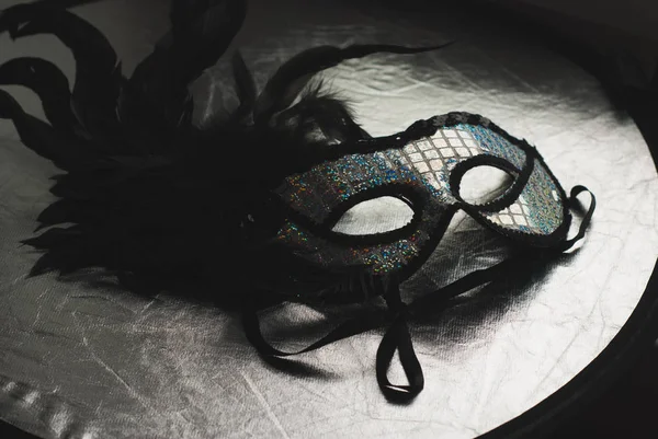 Topeng karnaval hitam dengan bulu , — Stok Foto