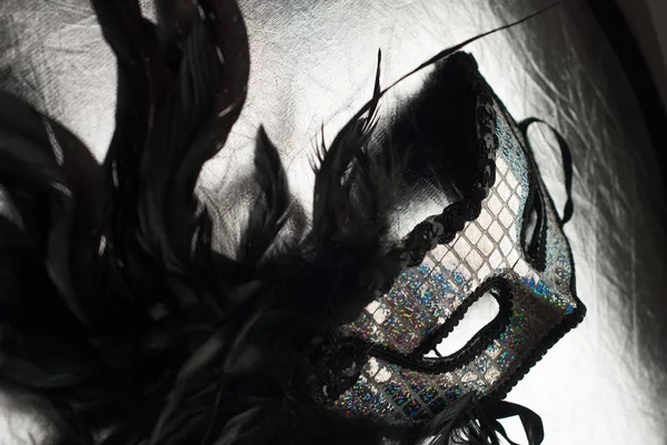 Masque de carnaval noir avec plumes , — Photo