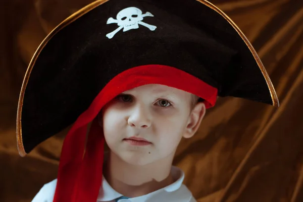 Молодой пират в черной шляпе, пиратский логотип , — стоковое фото