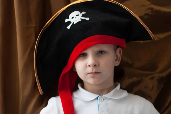 Молодой пират в черной шляпе, пиратский логотип , — стоковое фото