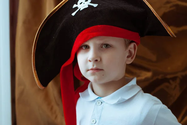 Un jeune pirate au chapeau noir, logo pirate , — Photo