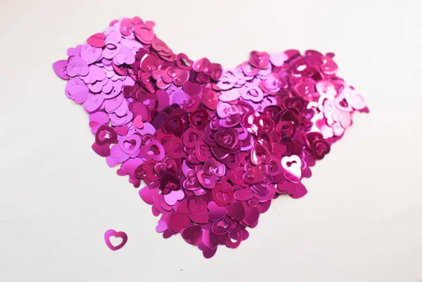 Confetti en forma de corazones esparcidos sobre la mesa — Foto de Stock