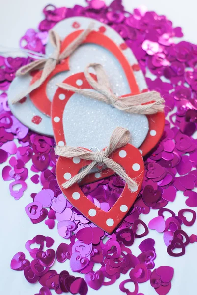 Confetti na forma de corações espalhados na mesa . — Fotografia de Stock