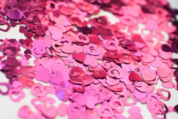 Confetti in de vorm van harten verspreid over de tabel. — Stockfoto