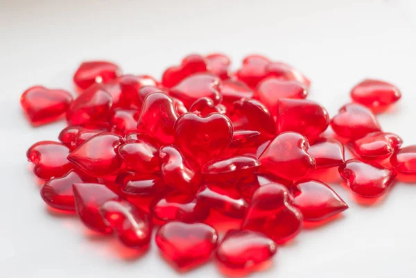 Banda candy srdce ve tvaru malé červené bonbony na bílém pozadí, — Stock fotografie