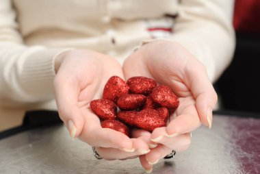 Narin kadınsı eller dekoratif kalbimizde