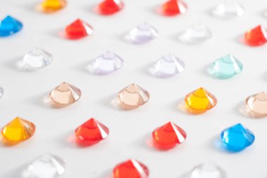 Beyaz bir arka plan üzerinde farklı yönlü taş topluluğu