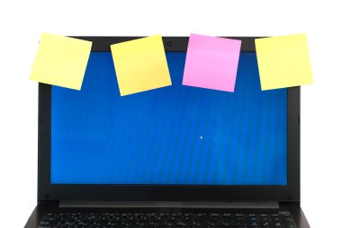 Anımsatıcılar, beyaz arka plan üzerinde izole ile dizüstü bilgisayar,