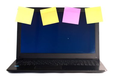 Anımsatıcılar, beyaz arka plan üzerinde izole ile dizüstü bilgisayar,