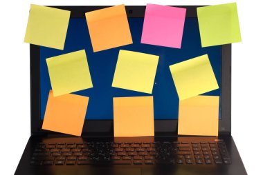 Anımsatıcılar, beyaz arka plan üzerinde izole ile dizüstü bilgisayar,