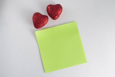 iki dekoratif kalpleri payetler vardı. desen üzerinde 14 Şubat Sevgililer