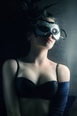 ahşap bir yerde yatarken maskesi, seksi kadınla,