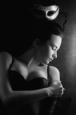 ahşap bir yerde yatarken maskesi, seksi kadınla,