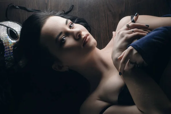 ahşap bir yerde yatarken maskesi, seksi kadınla,