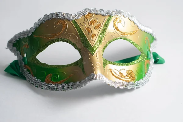 Kuning dan hijau Venesia masker pada latar belakang putih — Stok Foto
