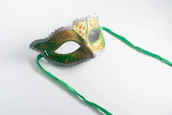 Benátská maska žlutá a zelená na bílém pozadí — Stock fotografie