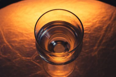 Parlak sarı bir arka plan üzerinde beyaz şarap,