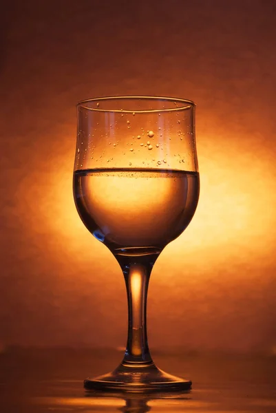 Una copa de vino blanco sobre un fondo amarillo brillante , — Foto de Stock