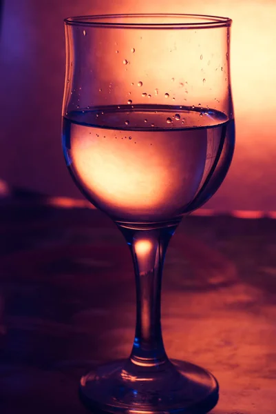 Una copa de vino blanco sobre un fondo amarillo brillante , — Foto de Stock