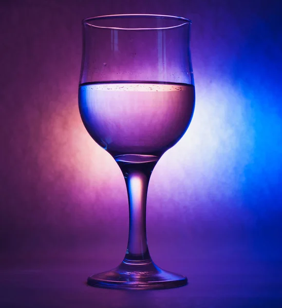Склянка води на прохолодному фоні , — стокове фото