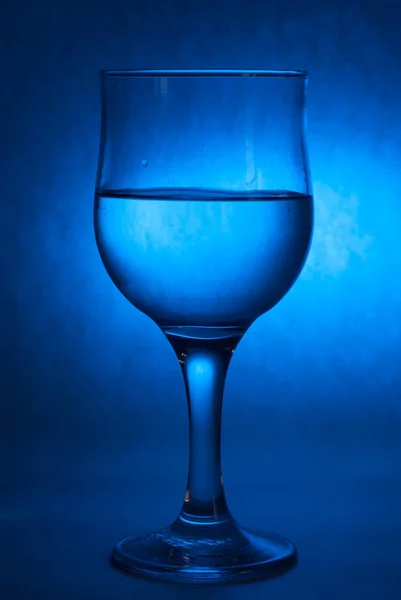 Un verre d'eau sur un fond frais , — Photo