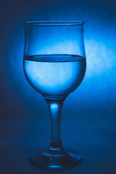 Un verre d'eau sur un fond frais , — Photo