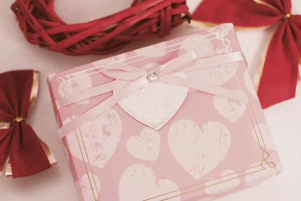 Caixa rosa isolado no fundo branco , — Fotografia de Stock