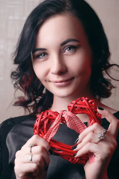Sexy Modell Mädchen mit rotem Herz in den Händen Liebessymbol, — Stockfoto