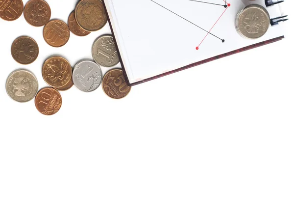 Nahaufnahme Stapel von Münzen, Stift und Notizblock auf weißem Hintergrund. — Stockfoto