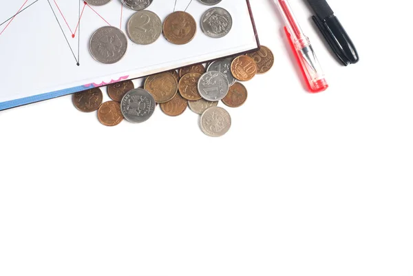 Fechamento pilha de moedas, caneta e bloco de notas no fundo branco . — Fotografia de Stock