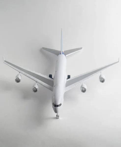Modell eines Passagierflugzeugs auf weißem Hintergrund, — Stockfoto