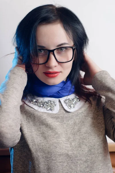 Porträt eines Mädchens mit blauem Kopftuch, — Stockfoto