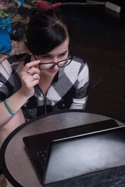 Sevimli kız esmer siyah gözlük üstünde laptop evde çalışma