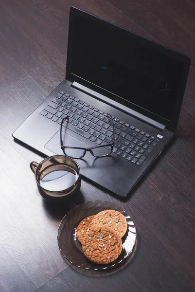 Posto di lavoro con computer portatile, tazza di caffè caldo , — Foto Stock