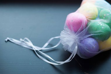 Şeffaf torba içinde dekoratif yumurta.