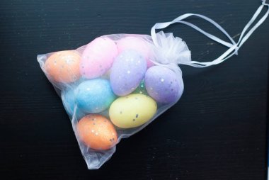 Şeffaf torba içinde dekoratif yumurta.