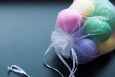 Şeffaf torba içinde dekoratif yumurta.