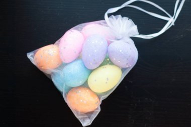 Şeffaf torba içinde dekoratif yumurta.