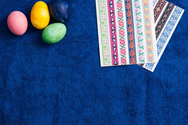 Uovo di Pasqua colorato sullo sfondo blu e copyspace — Foto Stock