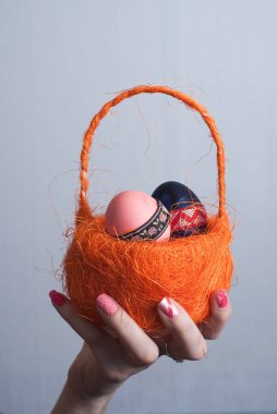El, pembe oje yumurta ile turuncu sepeti,