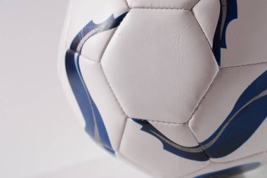Futbol topu yakın çekim üzerine beyaz ,