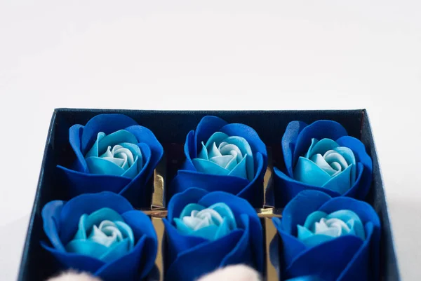 Blaue Rosen im Geschenkkarton auf weißem Hintergrund, — Stockfoto